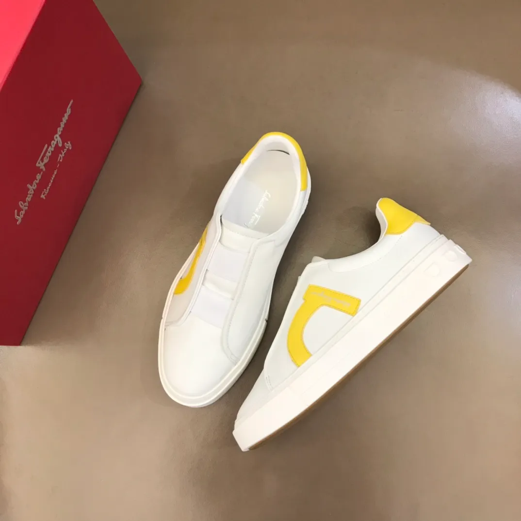 p400【Salvatore Ferraga**】New men's low-top casual shoes! Top-quality cow products, original lasts, made of imported cowhide, first-class texture, first-layer sheepskin lining! Original outsole! The details are exquisite and the style is versatile and upscale! Decorated with a three-dimensional Gancini logo, the back of the tongue and lace-up piping add a pop of color. The high-tech sole features a holographic pattern and Gancini details, making it ideal for a practical yet stylish everyday look. Code number 38-44 (45 can be customized)